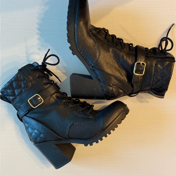 Express Mid Ankle Lug Combat Boots Black Gold Buckle Quilted Side Zip size 9 - Picture 5 of 8